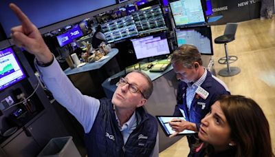 Wall Street cae en medio de la decepción de Salesforce y el IPSA extiende su racha de pérdidas - La Tercera