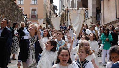 El Corpus de Avilés, con flores y trinos