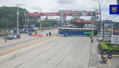 Supuestos encapuchados de la USAC toman buses y bloquean avenida Petapa
