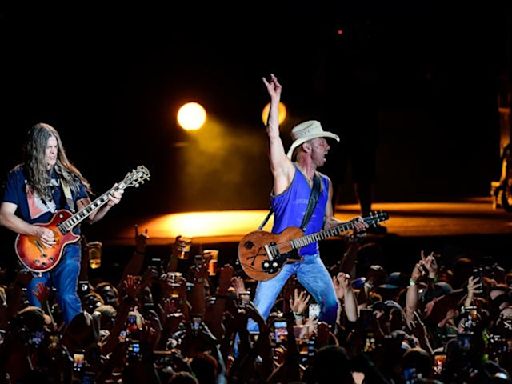 Review: Kenny Chesney gets overamped in familiar show at Vikings stadium