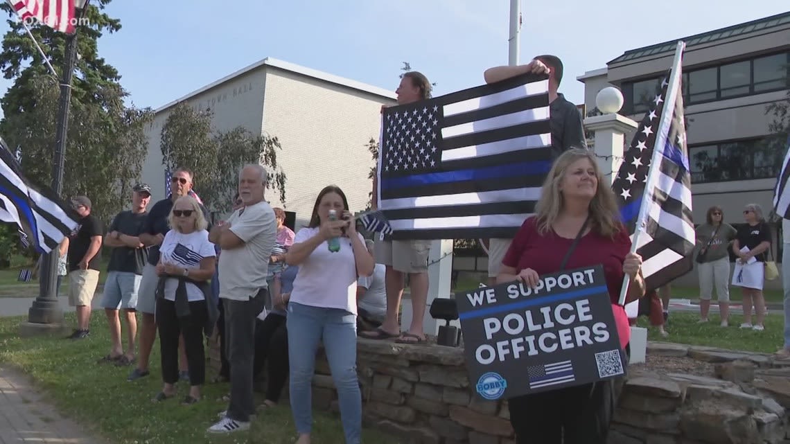 Wethersfield Town Council addresses thin blue line flag controversy