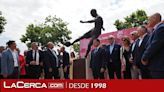 La escultura de Andrés Iniesta ya luce en Albacete gracias a la Fundación Soliss