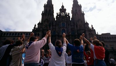 Los peregrinos incívicos vuelven a Santiago: carreras y alaridos por el Casco Histórico