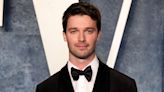 More Stars Check In to “The White Lotus”, Including Patrick Schwarzenegger and a “Sex Education” Fan Favorite