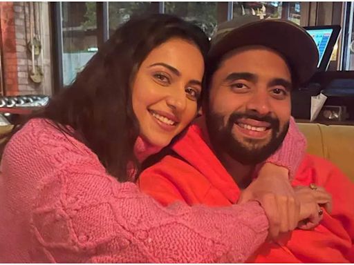 Jackky Bhagnani turns 'best photographer' for wife Rakul Preet Singh on their honeymoon | Hindi Movie News - Times of India