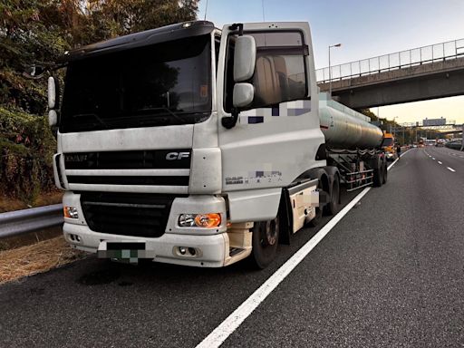 快訊/國3台中沙鹿段多車嚴重追尾！轎車撞槽車「車頭全毀」命危乘客救回