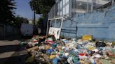 Lixo se acumula há meses em entrada de escola no Complexo do Alemão | Rio de Janeiro | O Dia