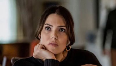 La historia del cirujano del engaño en la nueva serie con Mandy Moore