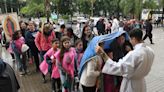 El mal clima no detiene la devoción por la Virgen de Guadalupe en la ciudad de Santa Fe