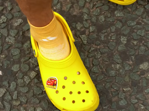 Baja de tres horas en maratón corriendo con unas crocs y bate el récord del mundo