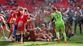 'Champagne going everywhere' - Man Utd players react to Women's FA Cup win