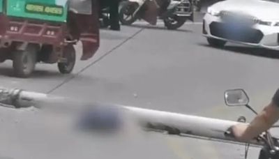 重慶鬧市電線桿倒塌砸死1人 官方：遭鏟車撞倒 司機正接受調查