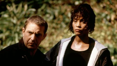 Kevin Costner Refused to Shorten His Eulogy at Whitney Houston’s Funeral Just So CNN Could Air Commercials During...