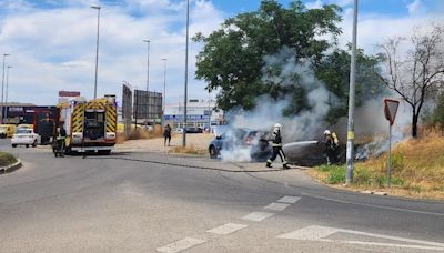 Incendio de un coche en una de las rotondas del polígono de la Torrecilla