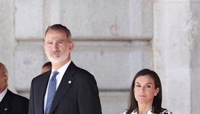 La reina Letizia sorprende en tenis blancos y pantalón de vestir