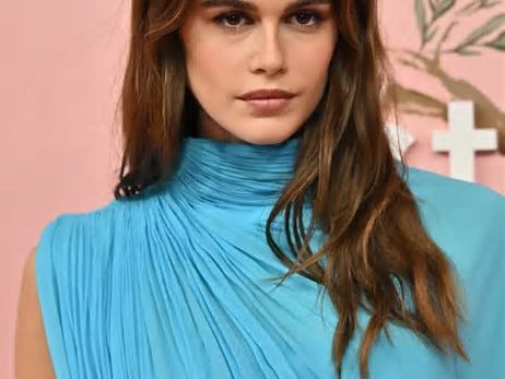 El look de Kaia Gerber con una falda midi tubo que inspirará a las expertas esta primavera