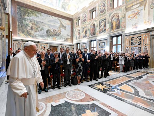 Papa recebe comediantes para audiência no Vaticano; veja fotos de hoje