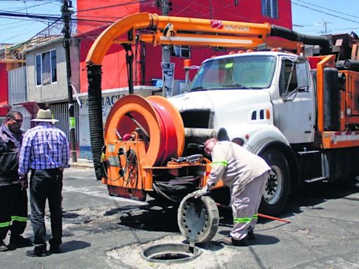 Desazolvan coladeras donde huele a combustible en la GAM