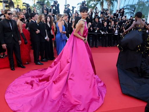 Cannes 2024 : satin et traîne XXL pour Miss France, Eve Gilles tente une robe qui ne passe pas inaperçue