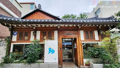 首爾安國站可愛韓屋咖啡廳，藍色水獺LOGO搭配周邊商品好療癒，可朗芙超好吃！