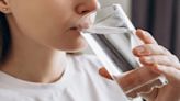 ¿Es malo tomar agua después de un susto? Esto es lo que dicen los expertos de salud