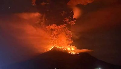 Indonesia activa la alerta por riesgo de tsunami tras la erupción del volcán Ruang y obliga a cerrar el aeropuerto de Sulawesi