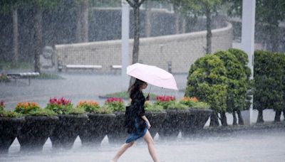 天氣預報／今晚大雨炸北部！週日悶熱「帶傘防雷雨」 週一稍轉涼