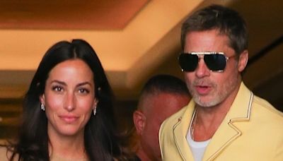 Brad Pitt e a namorada combinam looks durante Semana de Moda de Nova York