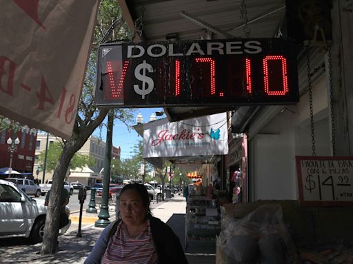 El valor de las remesas cae 15 % en México por el fenómeno del 'superpeso' y la inflación