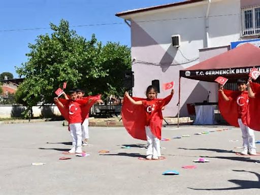 Aydın Germencik'te "Gazi Mustafa Kemal Atatürk ve Cumhuriyetin 100. Yılı" temalı bahar şenliği düzenlendi