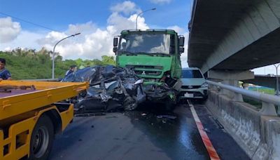 台88交流道7車連撞！黑車遭前後夾擊變「廢鐵」 駕駛命大僅輕傷