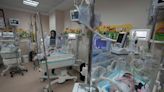 Rescatan a bebé del vientre de palestina que murió tras bombardeos israelíes que dejaron al menos 25 muertos en Gaza