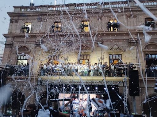 Celebración del ascenso masiva: 35.000 aficionados albinegros acompañaron al Castellón en la rúa por la ciudad hasta llegar a la Plaza Mayor