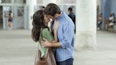 Daniel e Carolina se beijam em 'Sob Pressão'