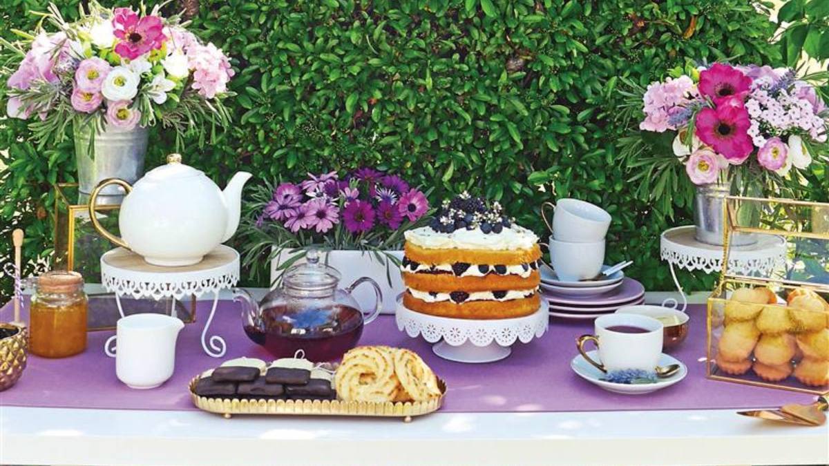 11 Easy Mother's Day Tablescape Ideas: From Pretty Place Settings to Centerpieces + More!