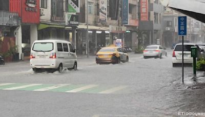 雷雨襲金門！金城民權路一片汪洋「水淹半個輪胎」 天公爐變魚缸