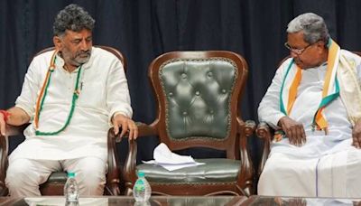 Sharing stage with Siddaramaiah, Vokkaliga seer bats for DK Shivakumar as Karnataka CM