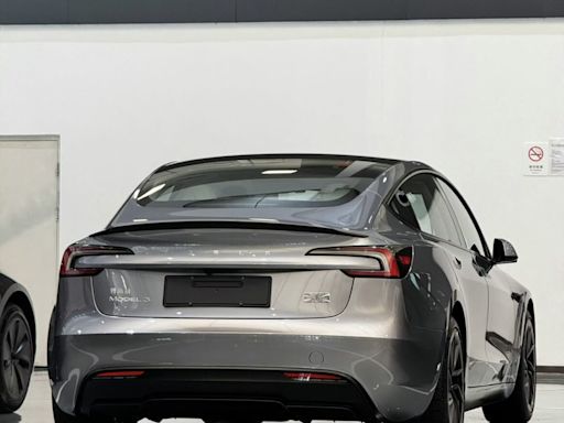 特斯拉 Model 3 煥新版新色「閃電銀」台灣上架！選配價 $93,800