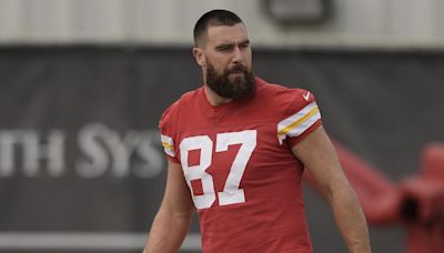 NFL | Travis Kelce sorprende con nuevo look en el campo de entrenamiento de los Kansas City Chiefs