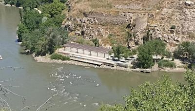 El Tajo, navegable a caballo a su paso por Toledo: "Nunca estuvo así, se puede cruzar caminando"