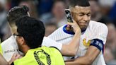 Tensión en la Eurocopa: el momento en el que un fanático invadió la cancha y casi golpea en el rostro a Kylian Mbappé