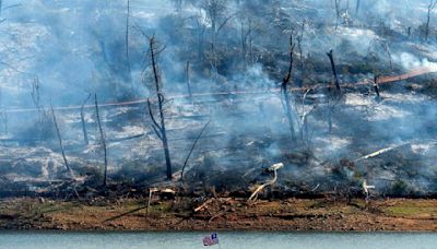 Thousands evacuate, some stay as Thompson fire spreads in Northern California