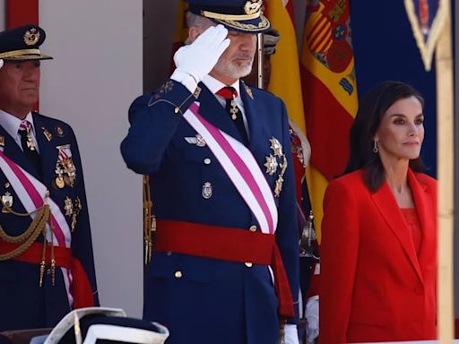 La Reina Letizia derrocha elegancia con un traje de chaqueta rojo