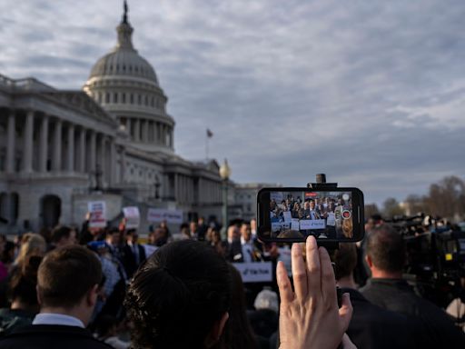 El Congreso aprobó un proyecto de ley con el que se podría prohibir TikTok, pero ahora viene la parte difícil