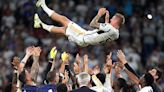 El Santiago Bernabéu y todo el madridismo homenajean a Toni Kroos: así fue el precioso 'adiós' a la leyenda alemana