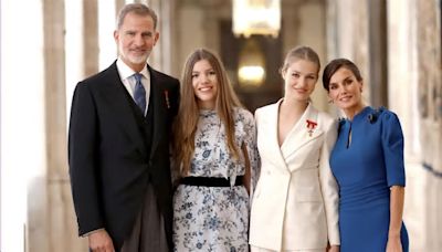 Un pañuelo con estampado tradicional extremeño para la Reina Letizia