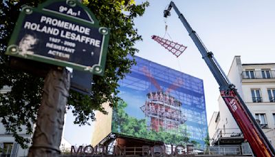 À Paris, le Moulin-Rouge retrouve ses ailes, juste à temps pour le passage de la flamme olympique