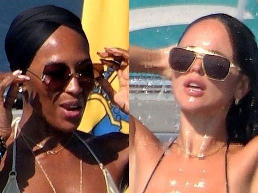 Naomi Campbell e Eiza González se refrescam com banho de mangueira em iate