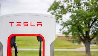 Tesla se dispara en bolsa tras anunciar que fabricará vehículos más baratos