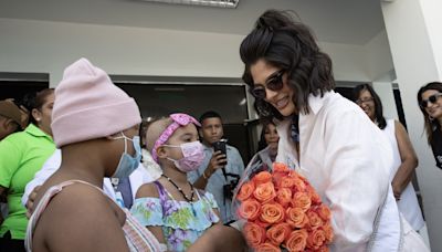 La Miss Universo nicaragüense Sheynnis Palacios visita a niños con cáncer en Santo Domingo